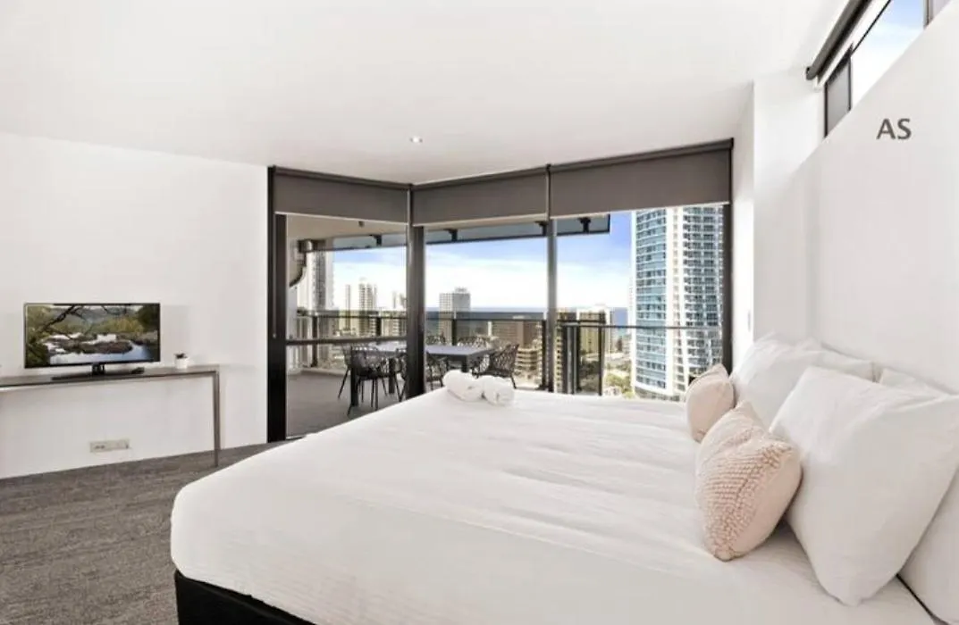 Circle On Cavill 3 Bedroom 2 Bathroom Ocean And River View Gold Coast