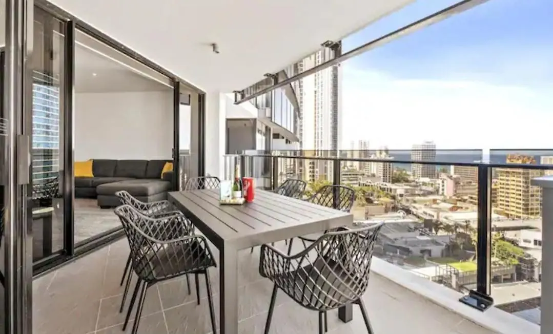 Circle On Cavill 3 Bedroom 2 Bathroom Ocean And River View Gold Coast Apartment