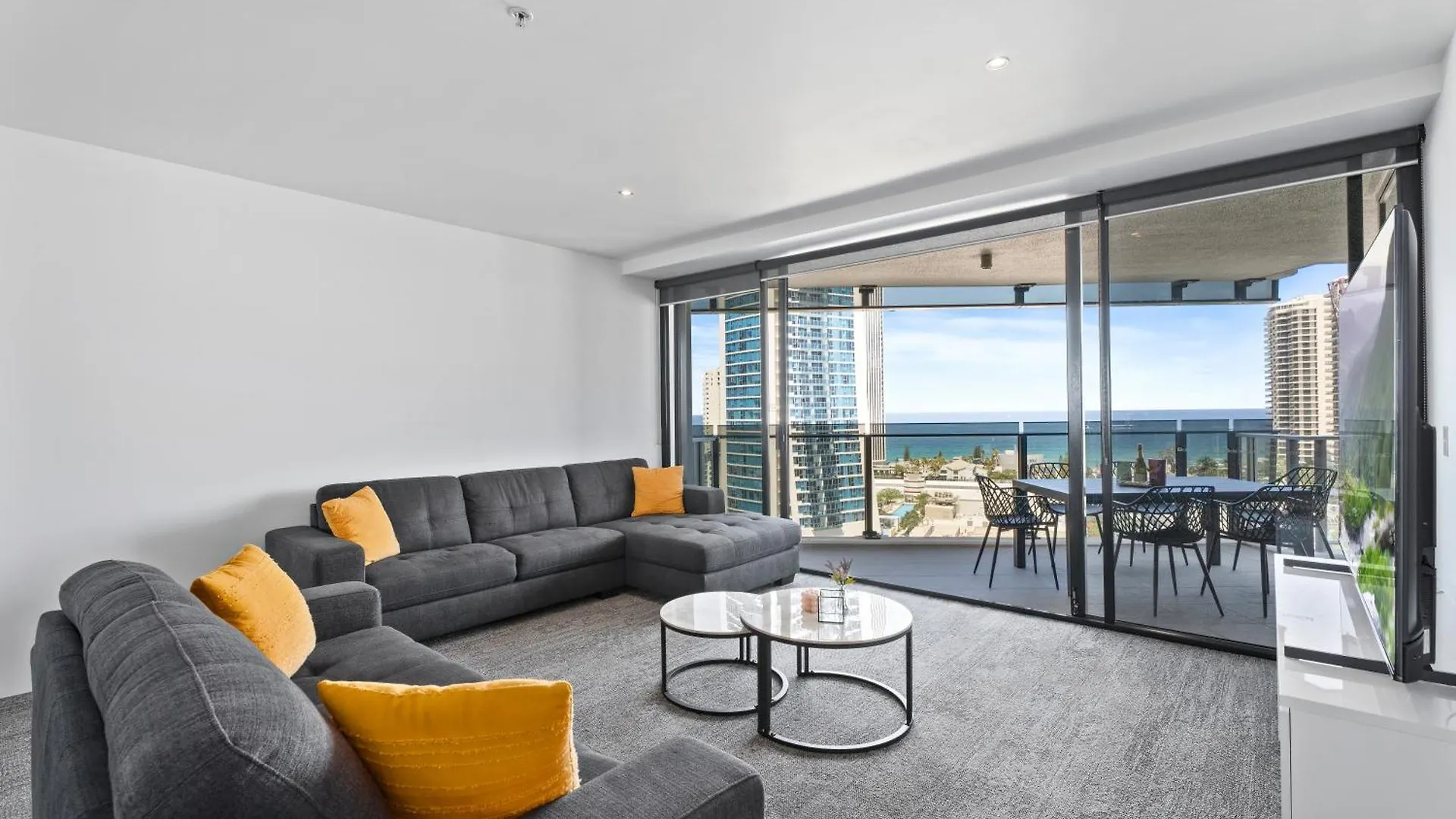 Circle On Cavill 3 Bedroom 2 Bathroom Ocean And River View Gold Coast